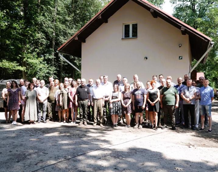 Fot&#x2e;&#x20;1&#x2e;&#x20;Pracowniczy&#x20;Nadleśnictwa&#x20;Karwin&#x20;podczas&#x20;uroczystości&#x20;związanych&#x20;z&#x20;Jubileuszem&#x20;100-lecie&#x20;istnienia&#x20;Lasów&#x20;Państwowych&#x20;oraz&#x20;przejścia&#x20;na&#x20;zasłużoną&#x20;emeryturę&#x20;Leśniczego&#x20;Leśnictwa&#x20;Kalinówek