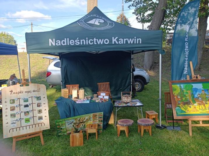 Fot&#x2e;&#x20;1&#x2e;&#x20;Stoisko&#x20;promocyjno-edukacyjne&#x20;Nadleśnictwa&#x20;Karwin&#x20;przed&#x20;rozpoczęciem&#x20;II&#x20;pikniku&#x20;Rodzinnego&#x20;w&#x20;Drezdenku&#x2f;&#x20;fot&#x2e;&#x20;M&#x2e;&#x20;Sznajder